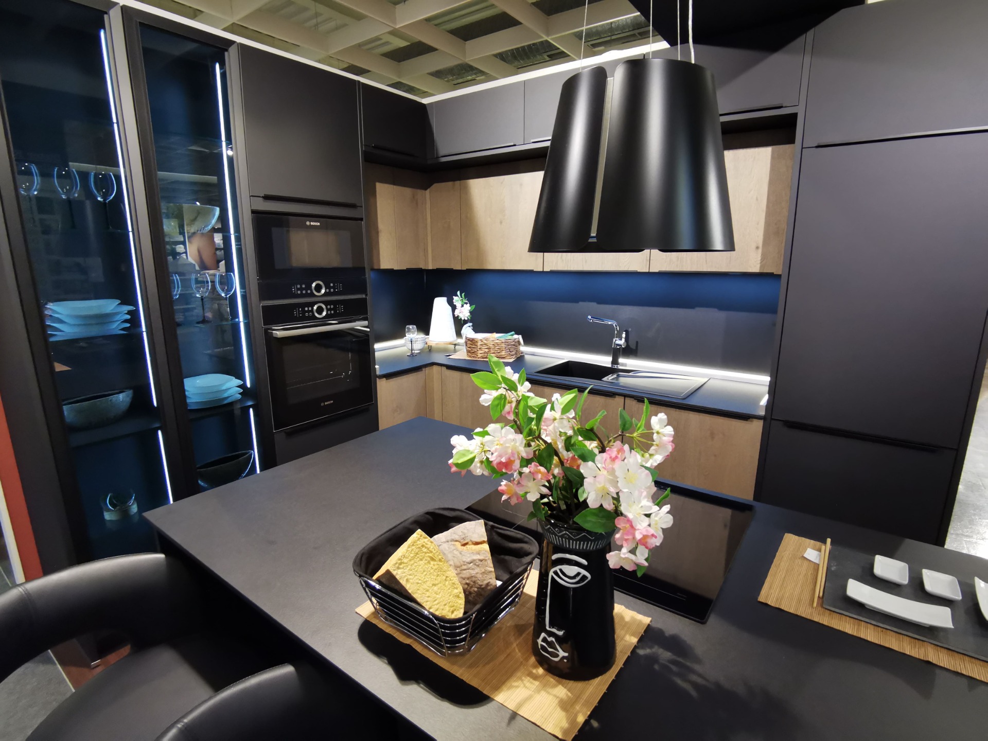 Black Kitchen Pros and Cons